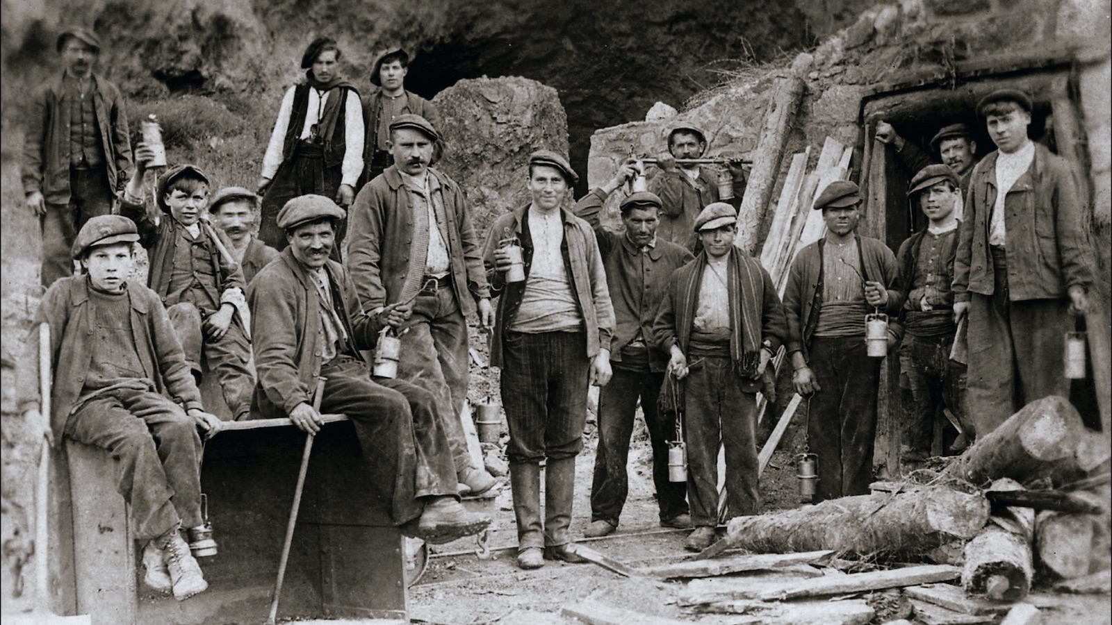 Mineurs d'Escaro, image d'archive du musée de la mine. Image du film Le Fond et le Jour, réalisé par Olivier Moulaï, atelier cinéma de territoire des Ciné-Rencontres de Prades