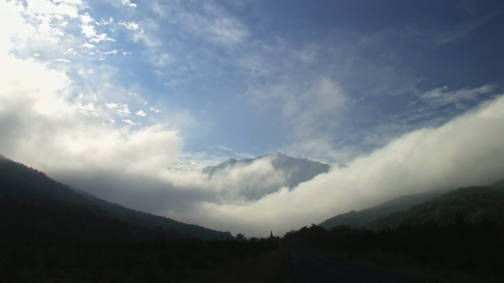 Le massif Canigou dans la brume matinale. Image du film Renaissance réalisé et produit par Olivier Moulaï, financement participatif touscoprod
