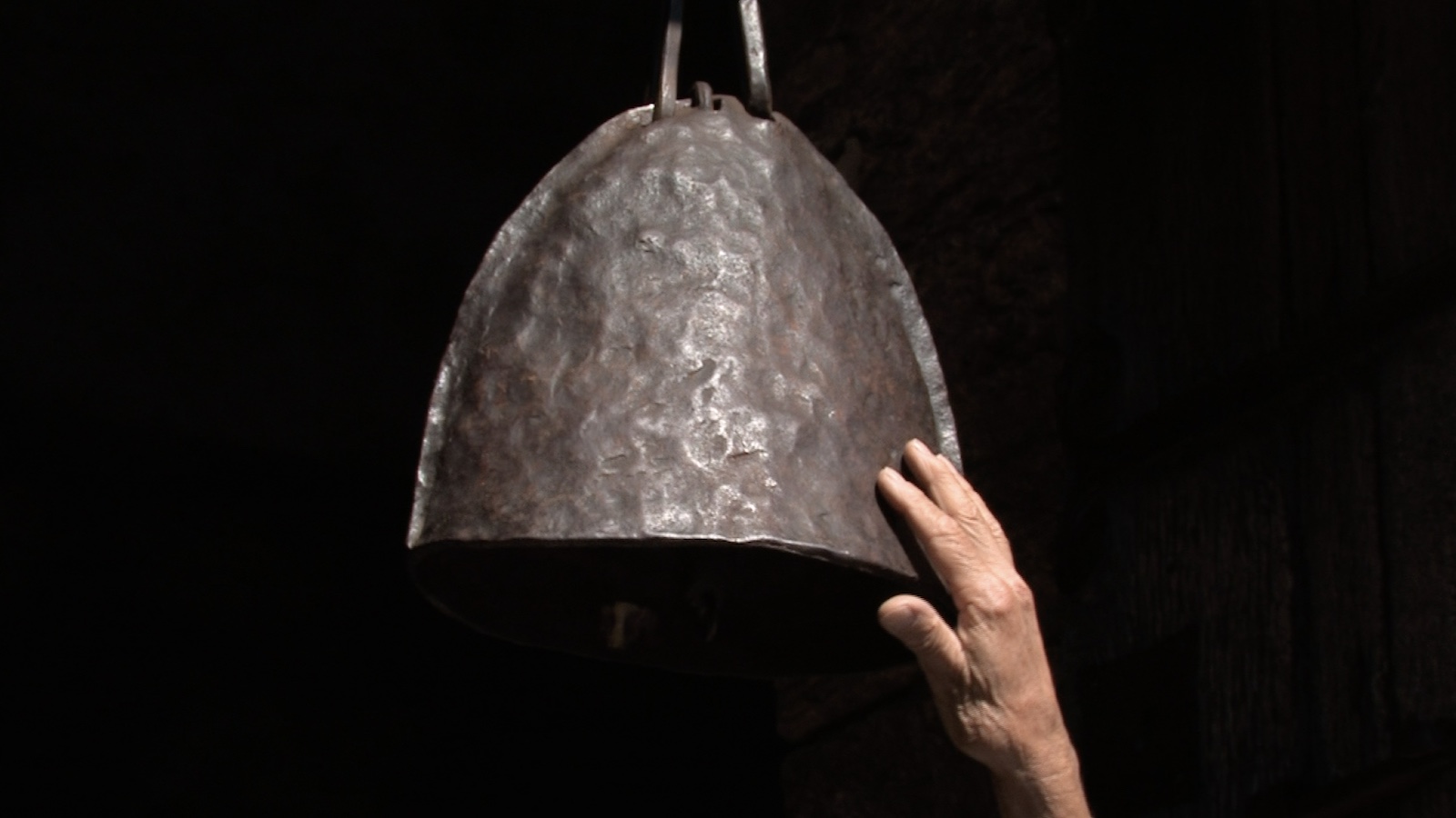La cloche de l'ermitage de Saint-Guillem de Combret. Image du film Un phare dans la ville, produit par le festival du carillon de Perpignan, réalisé par Olivier Moulaï.